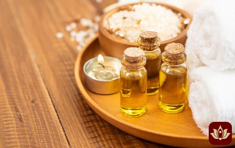 حولههای نمک دریا-بطریهای عطر-روغن-گلها-زمینه چوبی قدیمی