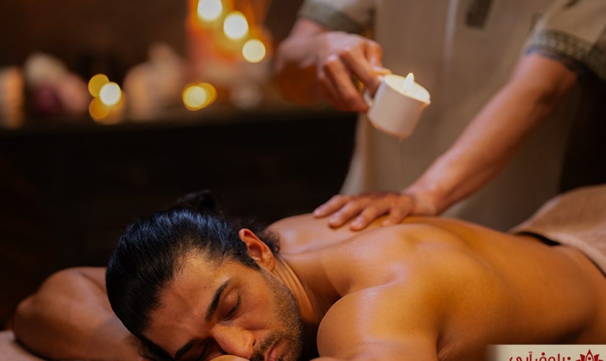 ماسور نیلوفرآبی در حال ماساژ مراجع