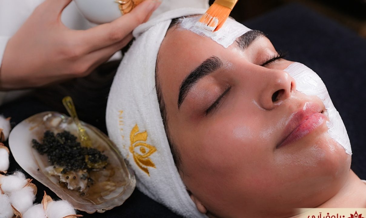 مراجع در حال دریافت فیشیال خاویار در مجموعه نیلوفر ابی