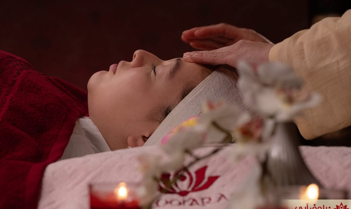 ماسور نیلوفرآبی در حال ماساز صورت