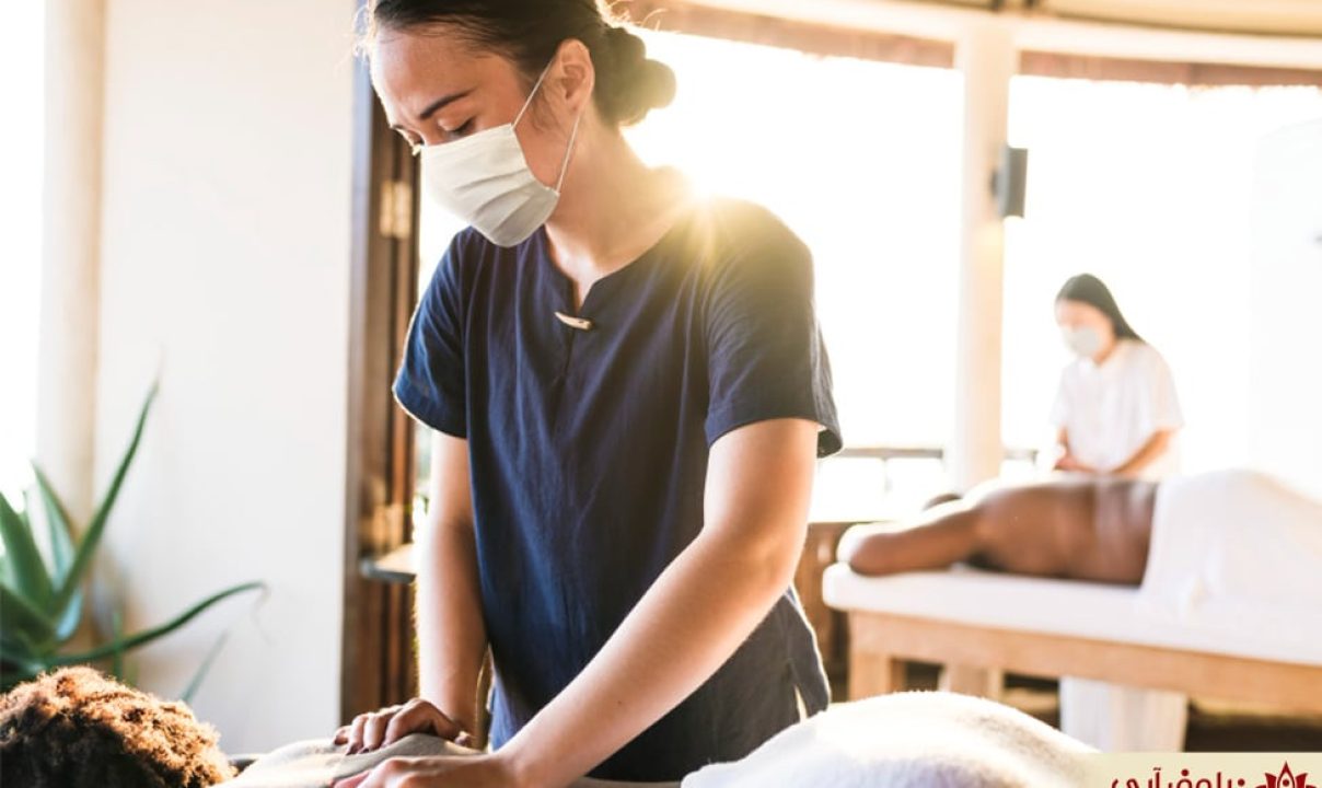 ماسور کره ای در حال  انجام ماساژ