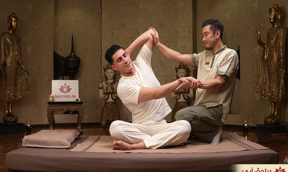 ماسور نیلوفر آبی درحال ماساژ مراجع